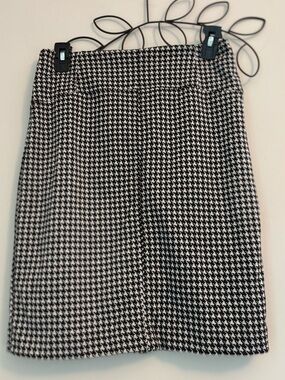 New York & Company Size 6 Stretchy Black + White Houndstooth Mini Slit On Back